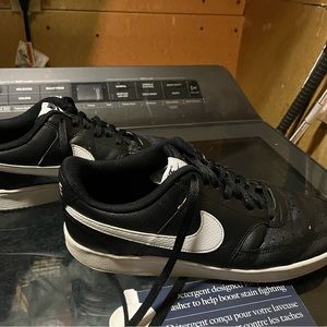 Mens classic black Nike sneakers with white swoosh!